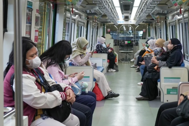 Gerbong Khusus Wanita LRT Jabodebek Beroperasi Mulai Hari Ini